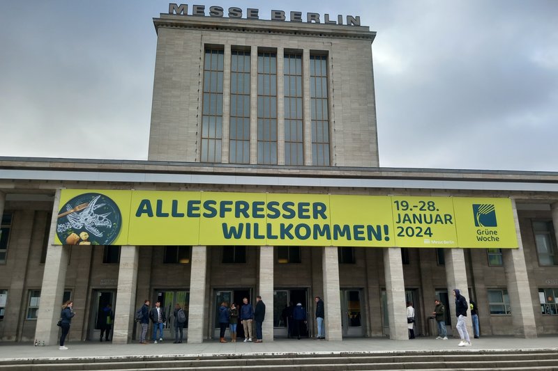 Unser gesellschaftliches Verhältnis zur Ernährung wirft Fragen auf! Der Empfangsbanner der Grünen Woche Berlin 2024
