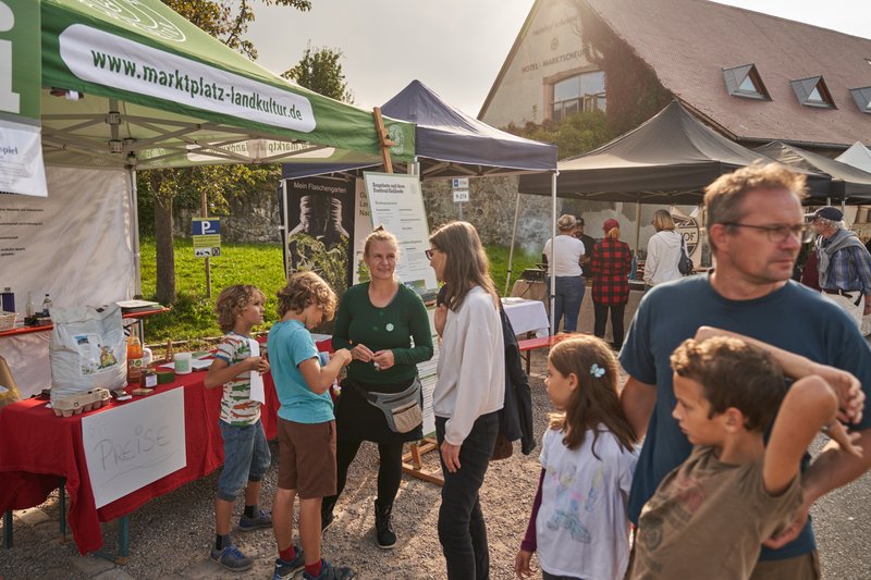 Am Infostand von Marktplatz LandKultur