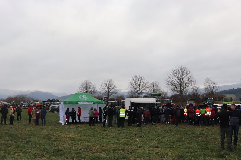 Bauern-Demonstration nach Sternfahrt mit über 300 Traktoren bei Kirchzarten am 08.01.2024