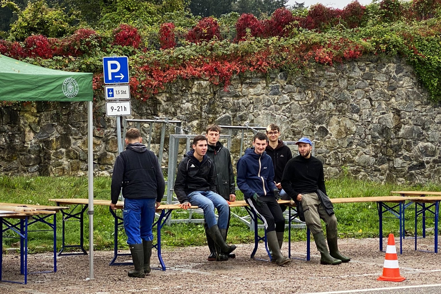 Tatkräftige Unterstützung vom Workcamp beim Aufbau vom Höfe-Festival