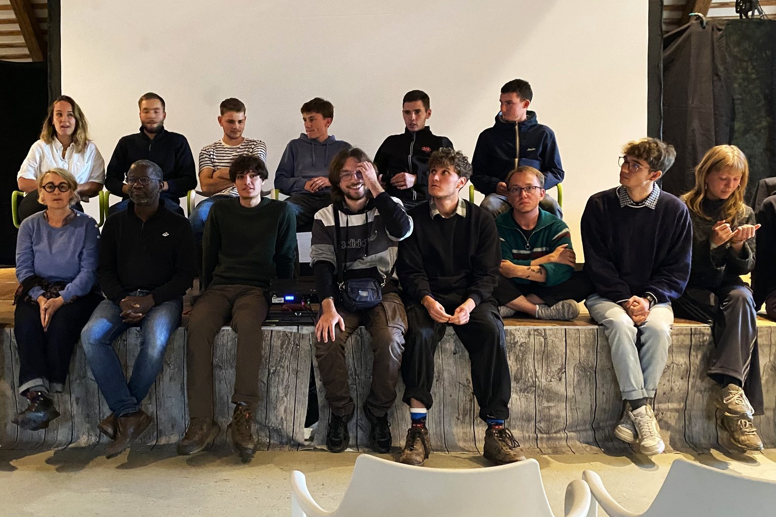 Abschlussrunde vom Workcamp bei Rainer Bank, auf dem Höfe-Festival