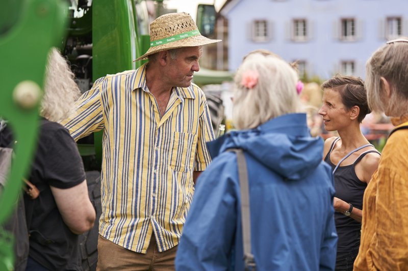 Rainer Bank im Gespräch mit Verbraucherinnen und Verbrauchern