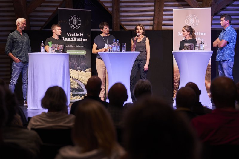 Podiumsgespräch im Saal der Rainhof Scheune 2023