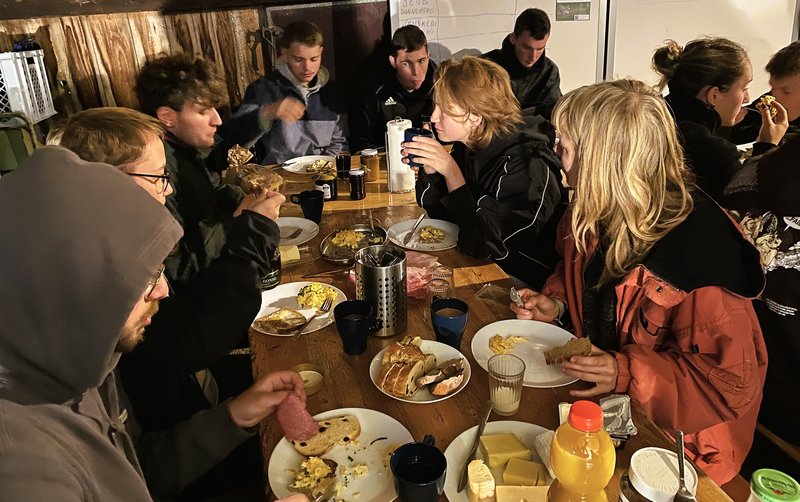 Workcamp-Teilnehmer beim gemeinsamen Abendessen