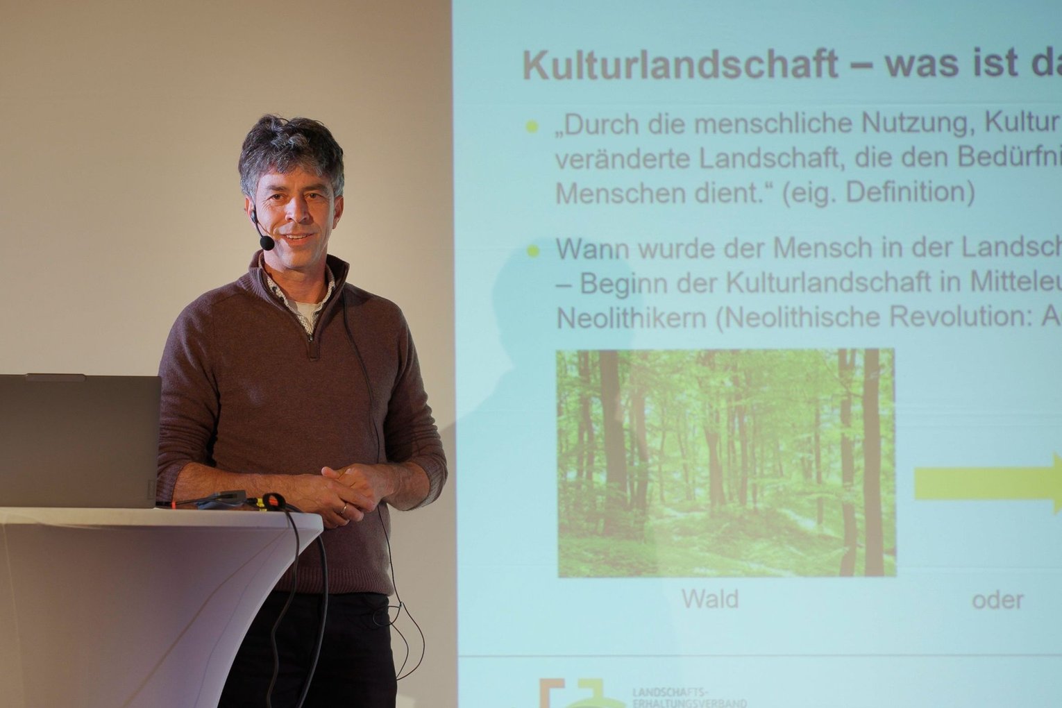 Reinhold Treiber bei seinem Vortrag: "Stärkung alter Kulturlandschaft und Artenvielfalt durch bäuerliche Landwirtschaft“