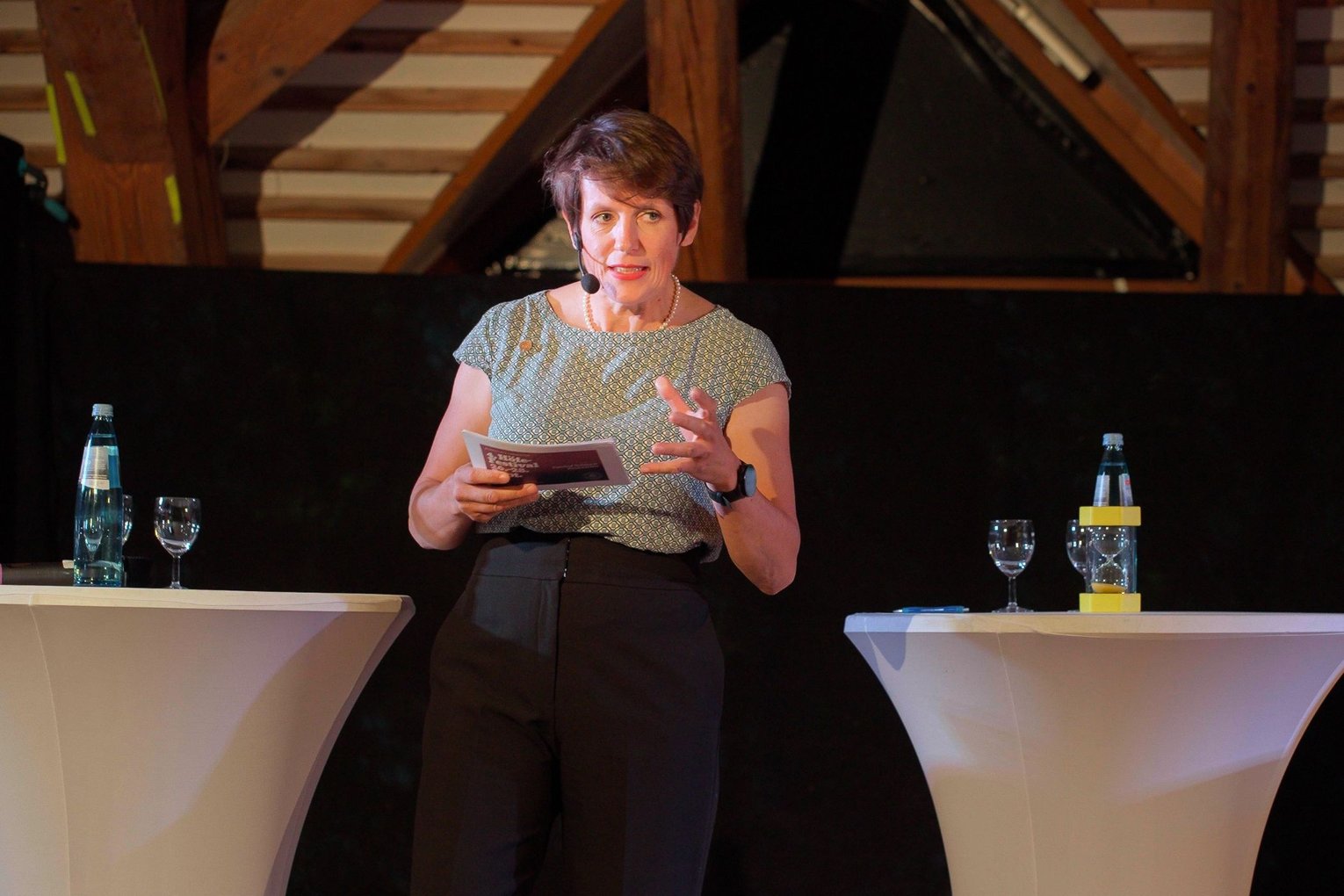 Anne Körkel führt durch den Abend und moderiert das Podiumsgespräch