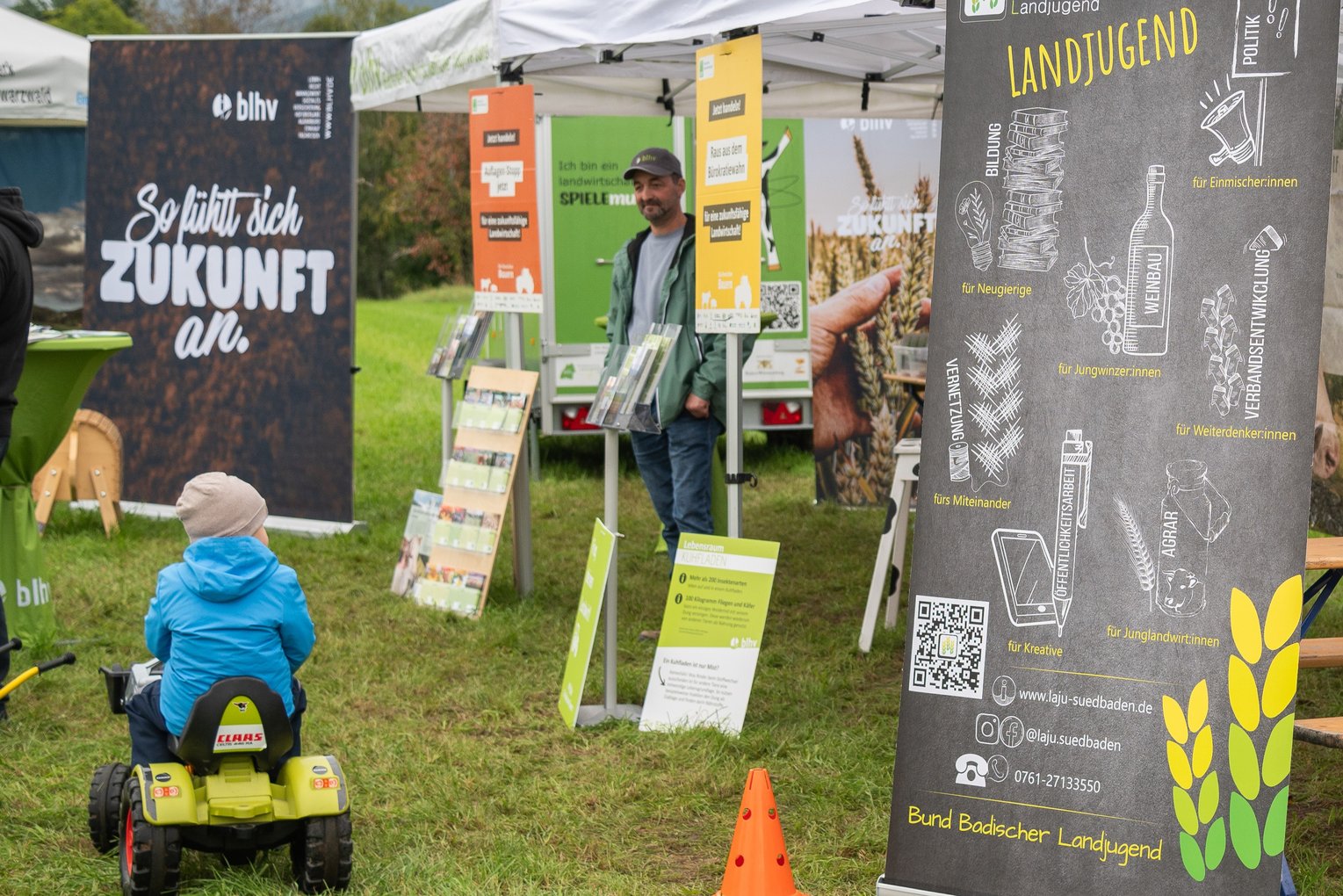Am Infostand vom Bauernverband und Landjugend auf dem Höfe-Festival
