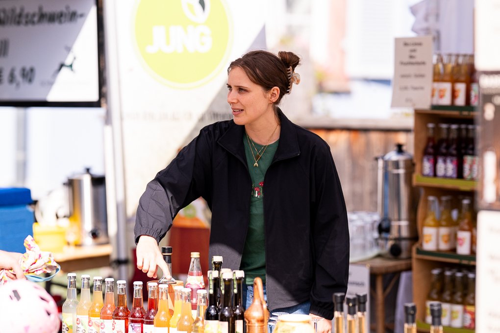Am Stand von Jung-Säfte mit regionalen Köstlichkeiten