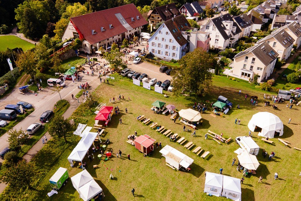Das Gelände des Höfe-Festivals vor- und gegenüber der Rainhof Scheune