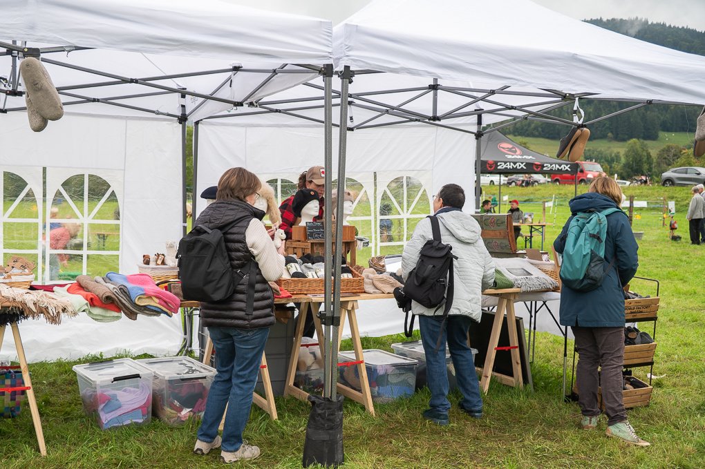 Eine Große Auswahl an Alpaka Produkten am Stand der Zastler-Alpaka