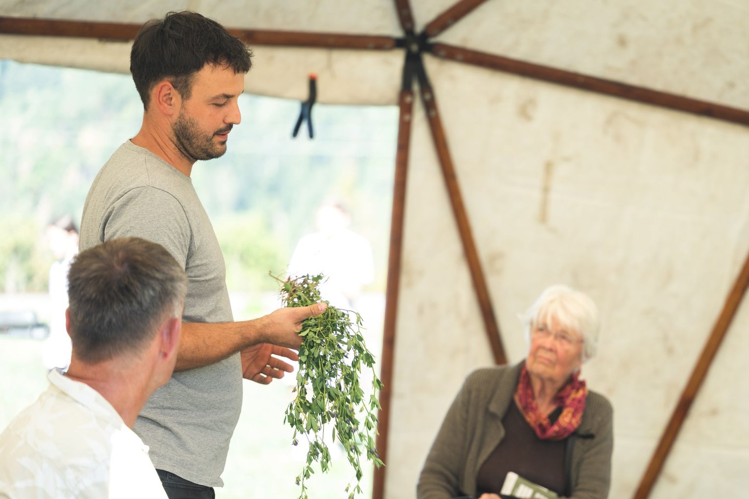 Matthias Reichenbach spricht im LandKultur Zelt über die Luzerne, "Königin der Futterpflanzen"