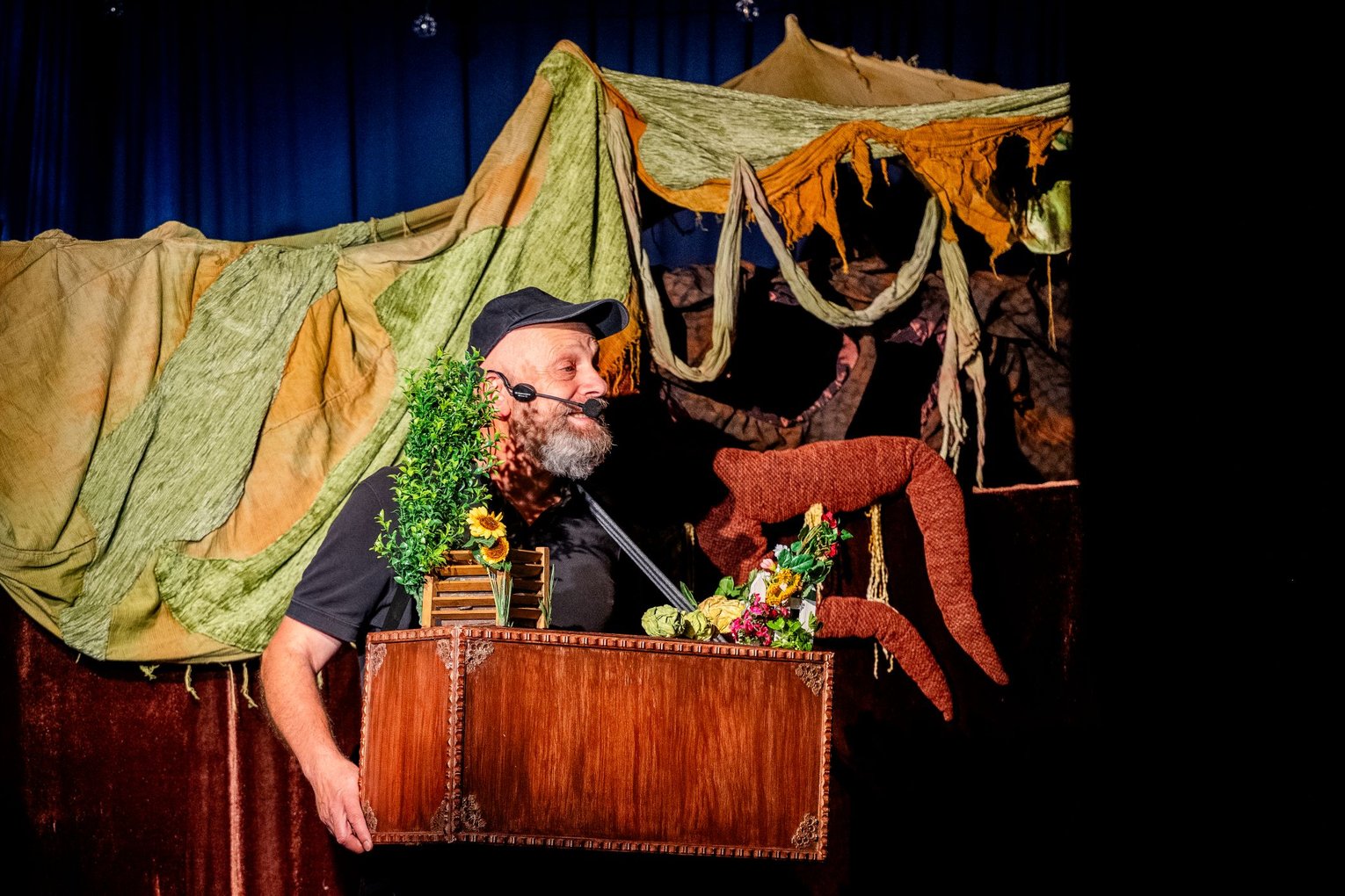Gregor Schwank mit seinem Figurentheater auf dem Höfe-Festival 2026