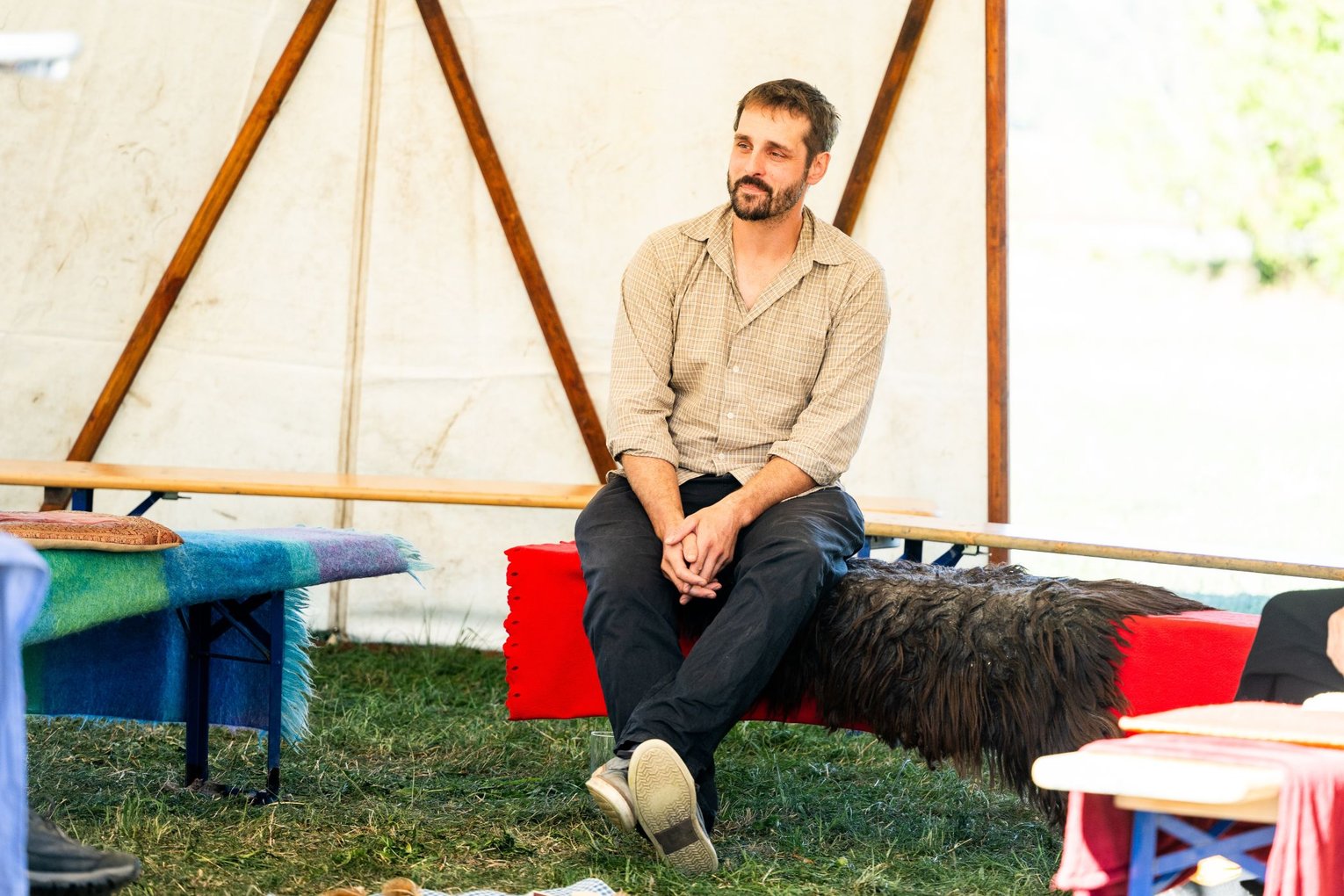 Simon Schwär vom Wolfsteigehof spricht über die Flying Farm Band vor seinem Abendauftritt