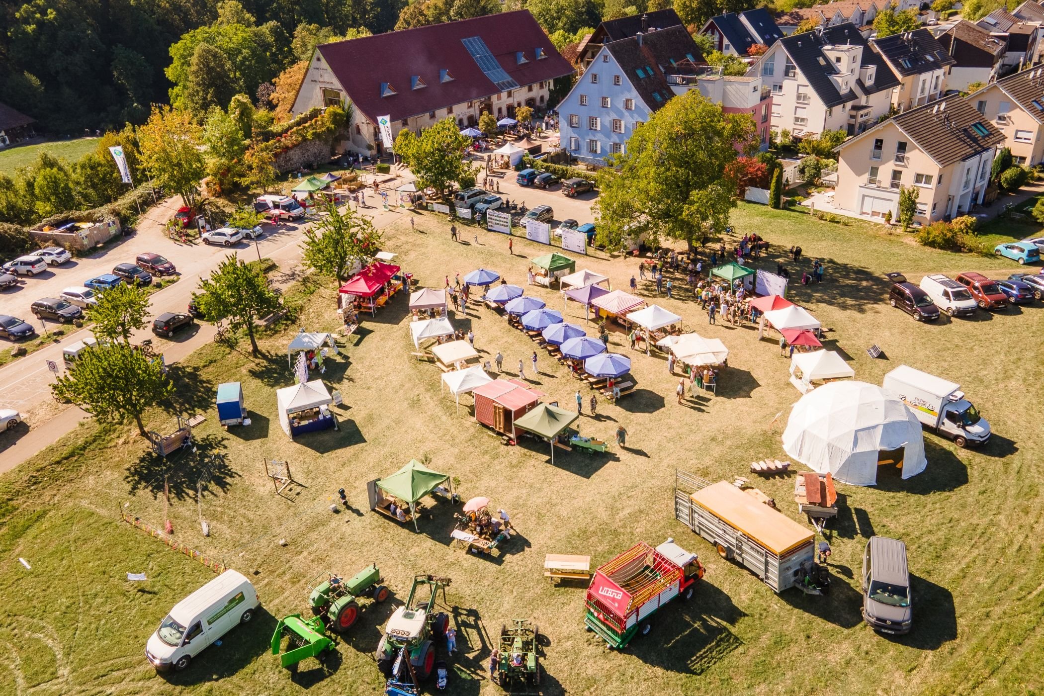 Das Gelände des Höfe-Festivals vor- und gegenüber der Rainhof Scheune