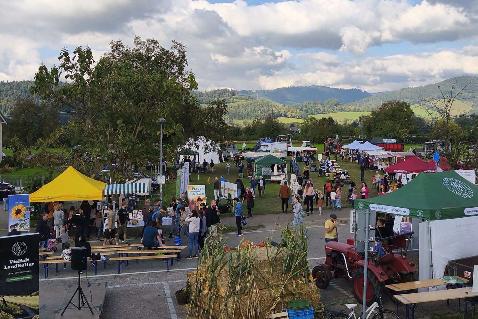 Das Festivalgelände auf der Wiese vom Erlenhof Himmelreich